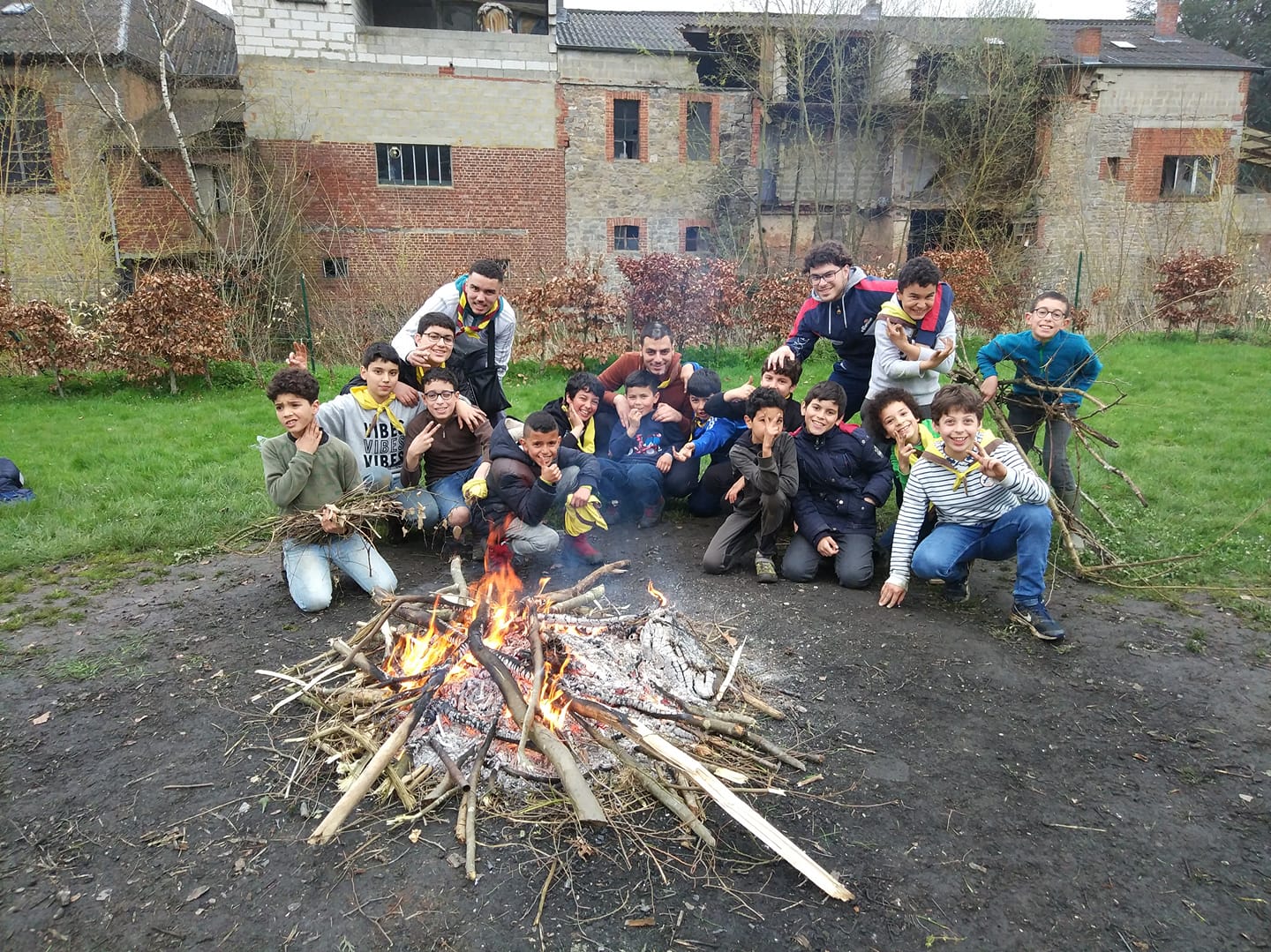 Feu de camp entre scouts